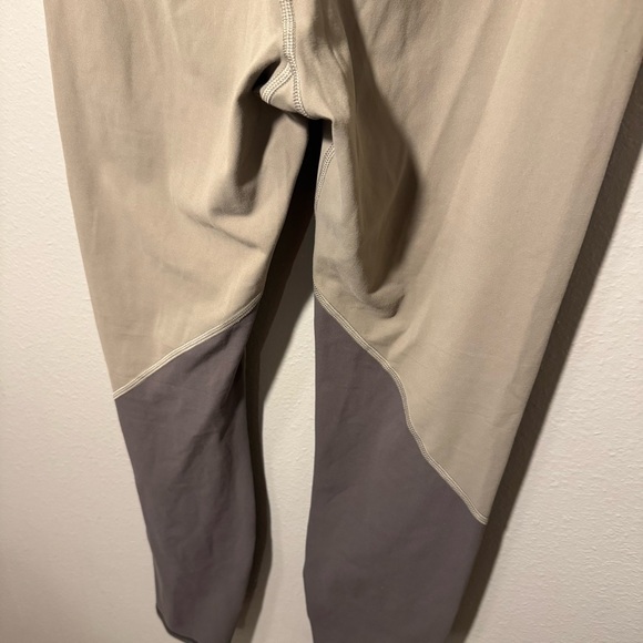 Vuori Color Block Studio Leggings Cloud Olive - Picture 5 of 6
